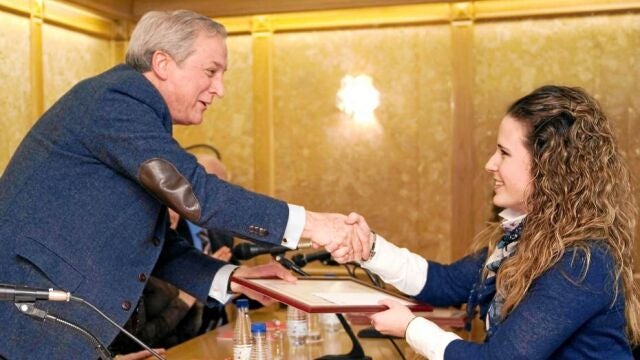 El presidente de la Cámara de Comercio e Industria de Burgos, Antonio Miguel Méndez Pozo, felicita a una alumna del curso de Comercio Exterior que impulsa la institución cameral
