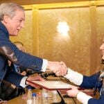 El presidente de la Cámara de Comercio e Industria de Burgos, Antonio Miguel Méndez Pozo, felicita a una alumna del curso de Comercio Exterior que impulsa la institución cameral