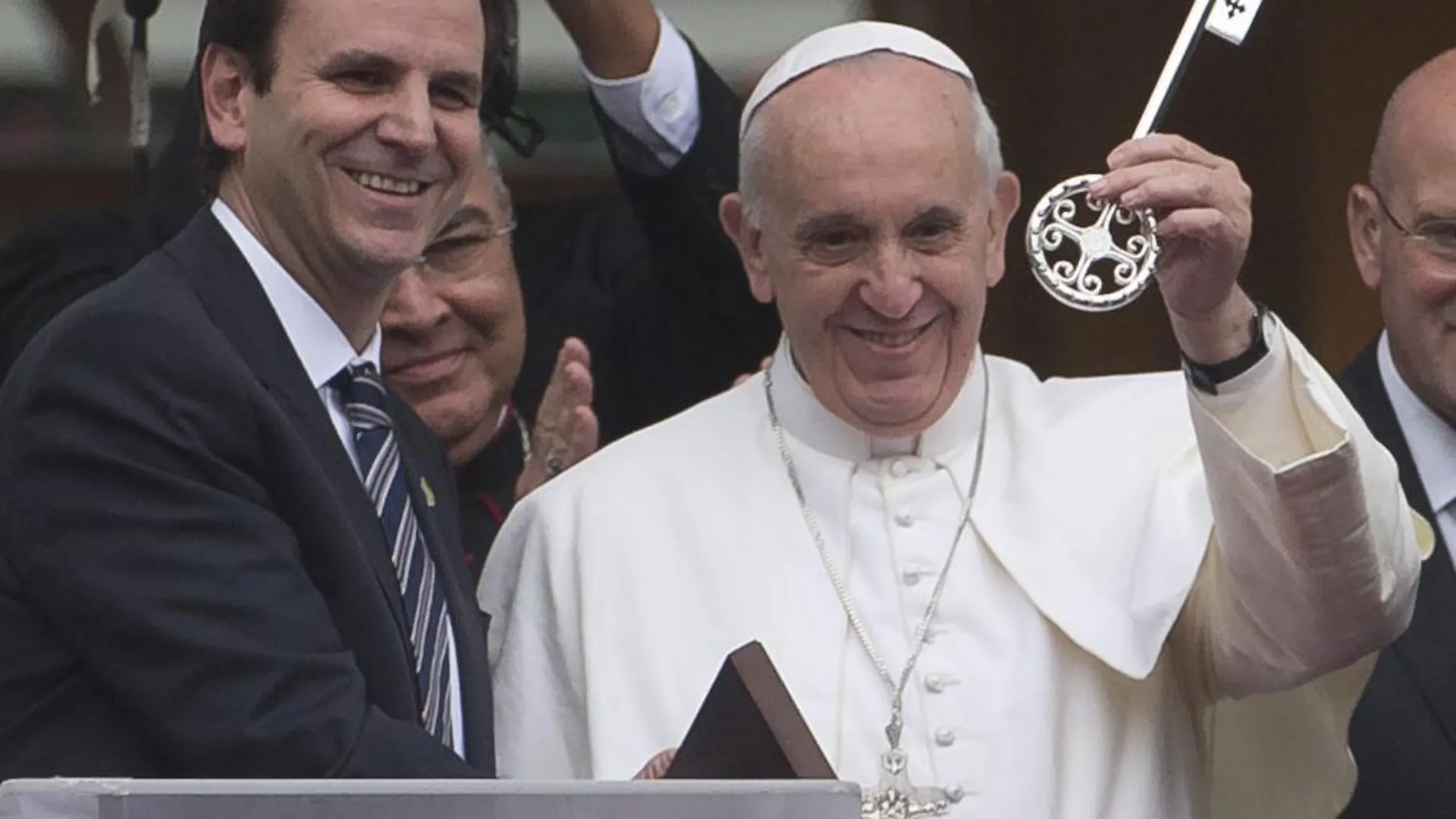 El papa Francisco muestra la llave junto al alcalde de la ciudad, Eduardo Paes