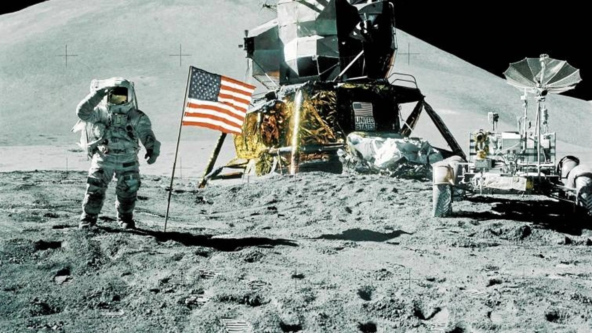 El astronauta James B. Irwin en el aterrizaje en suelo lunar el 1 de agosto de 1971