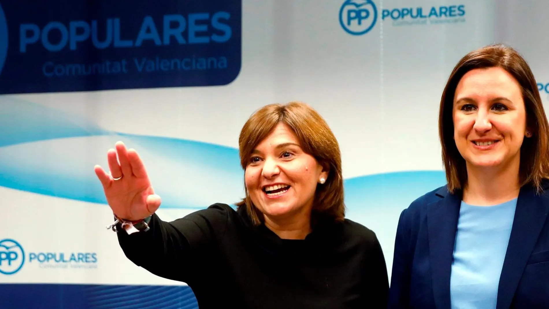 La presidenta del PPCV, Isabel Bonig y candidata a la Generalitat junto a la diputada y candidata a la Alcaldía de Valencia, María José Català