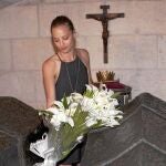 La actriz Michelle Jenner, que interpreta a Isabel la Católica, ayer, durante la ofrenda floral en la cripta