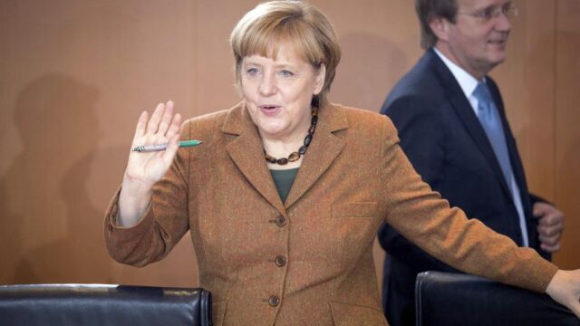 La canciller alemana, Angela Merkel, saluda antes del inicio la reunión del Consejo de Ministros celebrada en la Cancillería