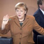 La canciller alemana, Angela Merkel, saluda antes del inicio la reunión del Consejo de Ministros celebrada en la Cancillería