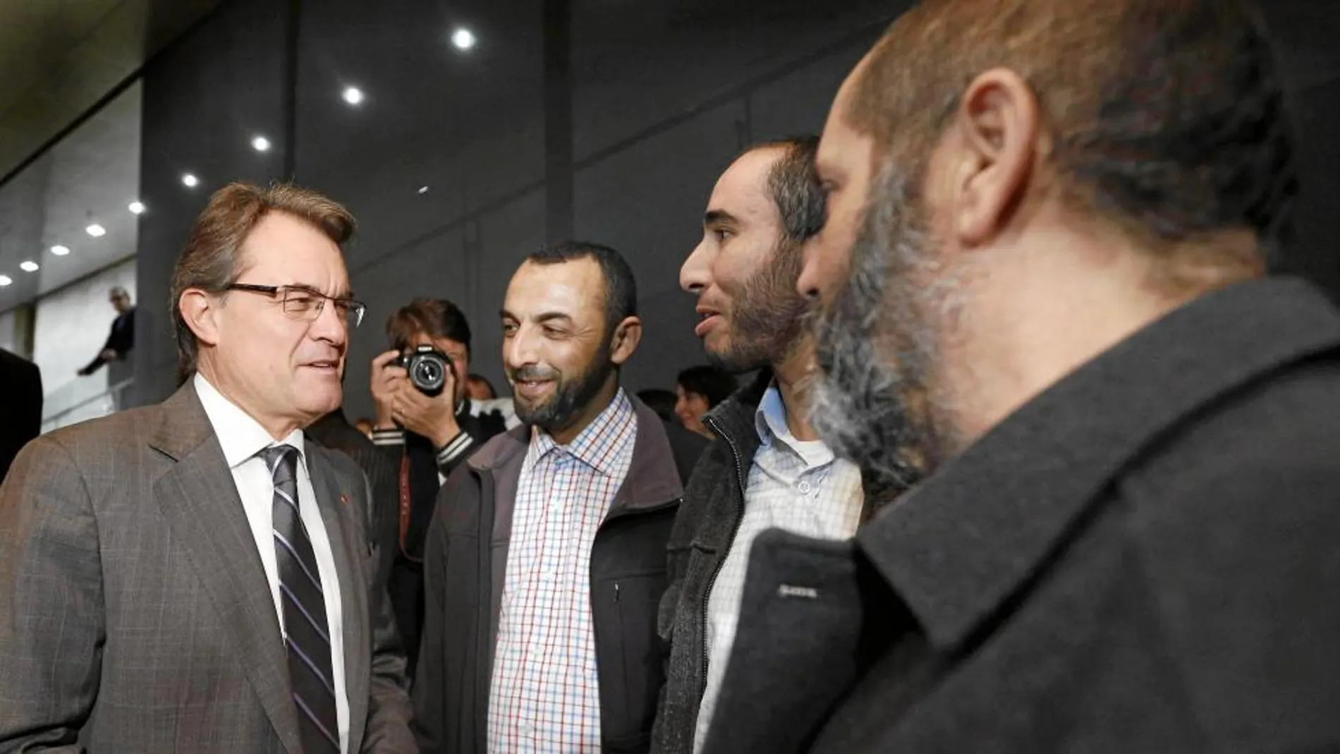 En la imagen, el president Artur Mas, junto a un grupo de inmigrantes