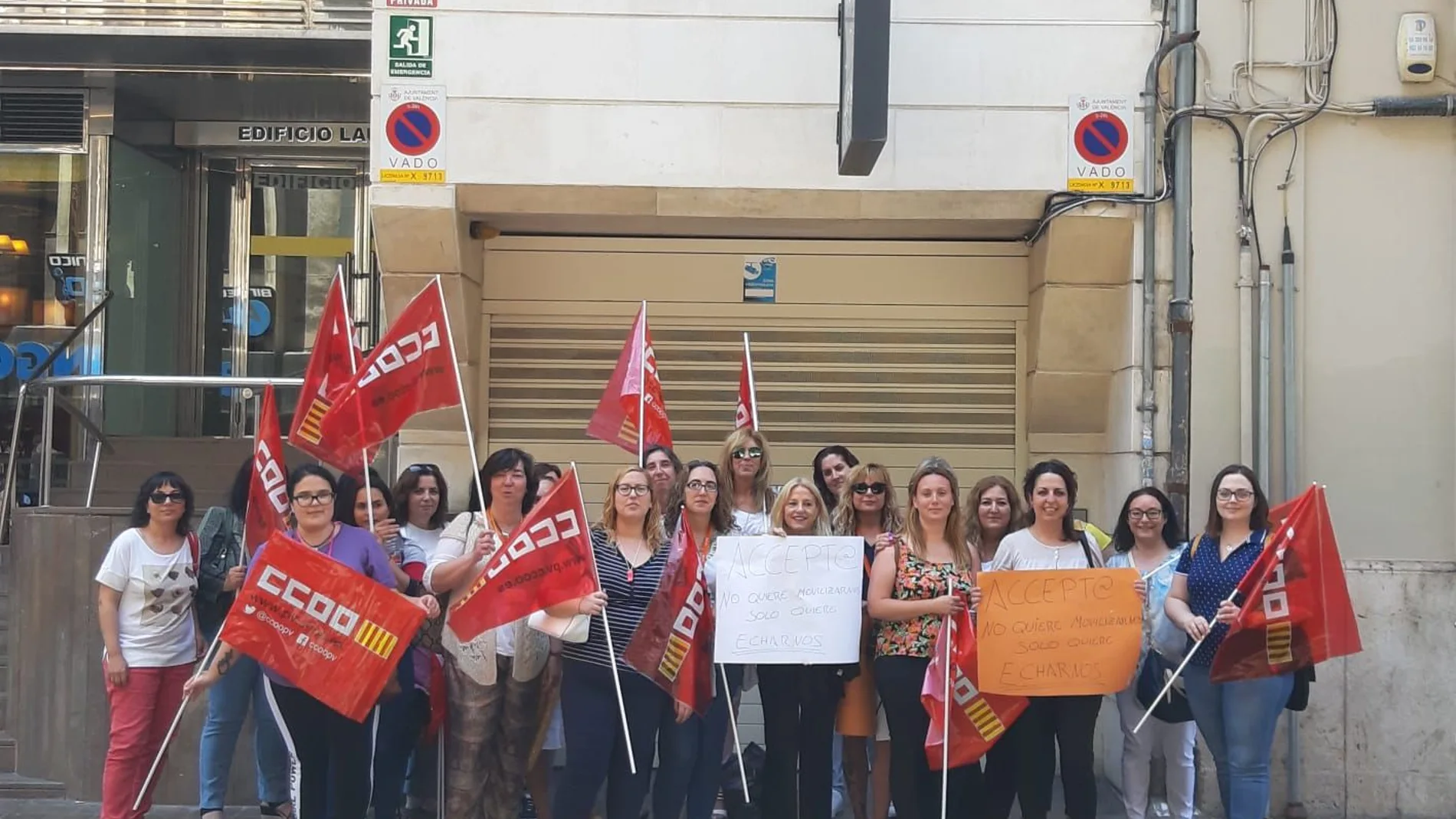 Trabajadoras de Accepta protestan ayer contra los cierres de centros
