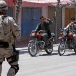 Un agente de la Benemérita recibe el saludo de un afgano en las calles de Qala i Naw, donde se han ganado el reconocimiento de la mayoría de la población por su entrega