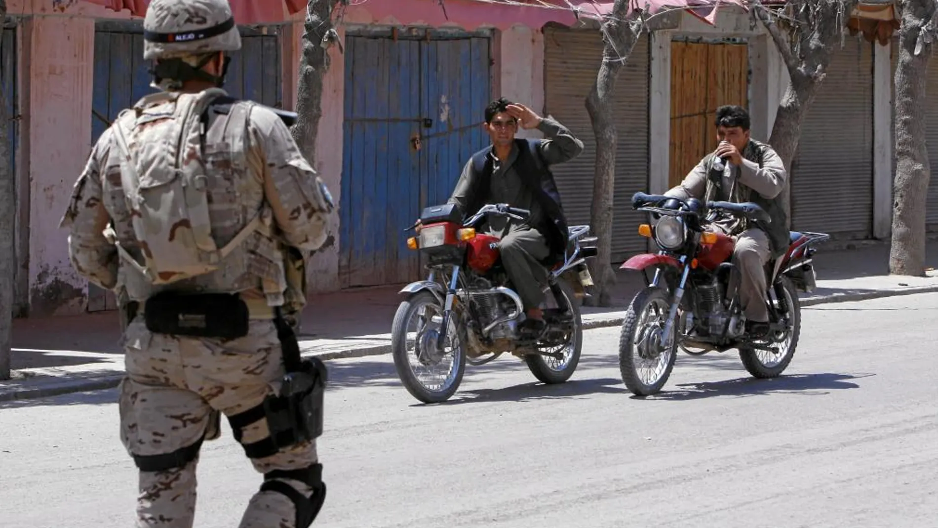 Un agente de la Benemérita recibe el saludo de un afgano en las calles de Qala i Naw, donde se han ganado el reconocimiento de la mayoría de la población por su entrega