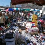 Clientes en los Encants, ayer, en el espacio que ya no volverá a acoger al mítico mercado