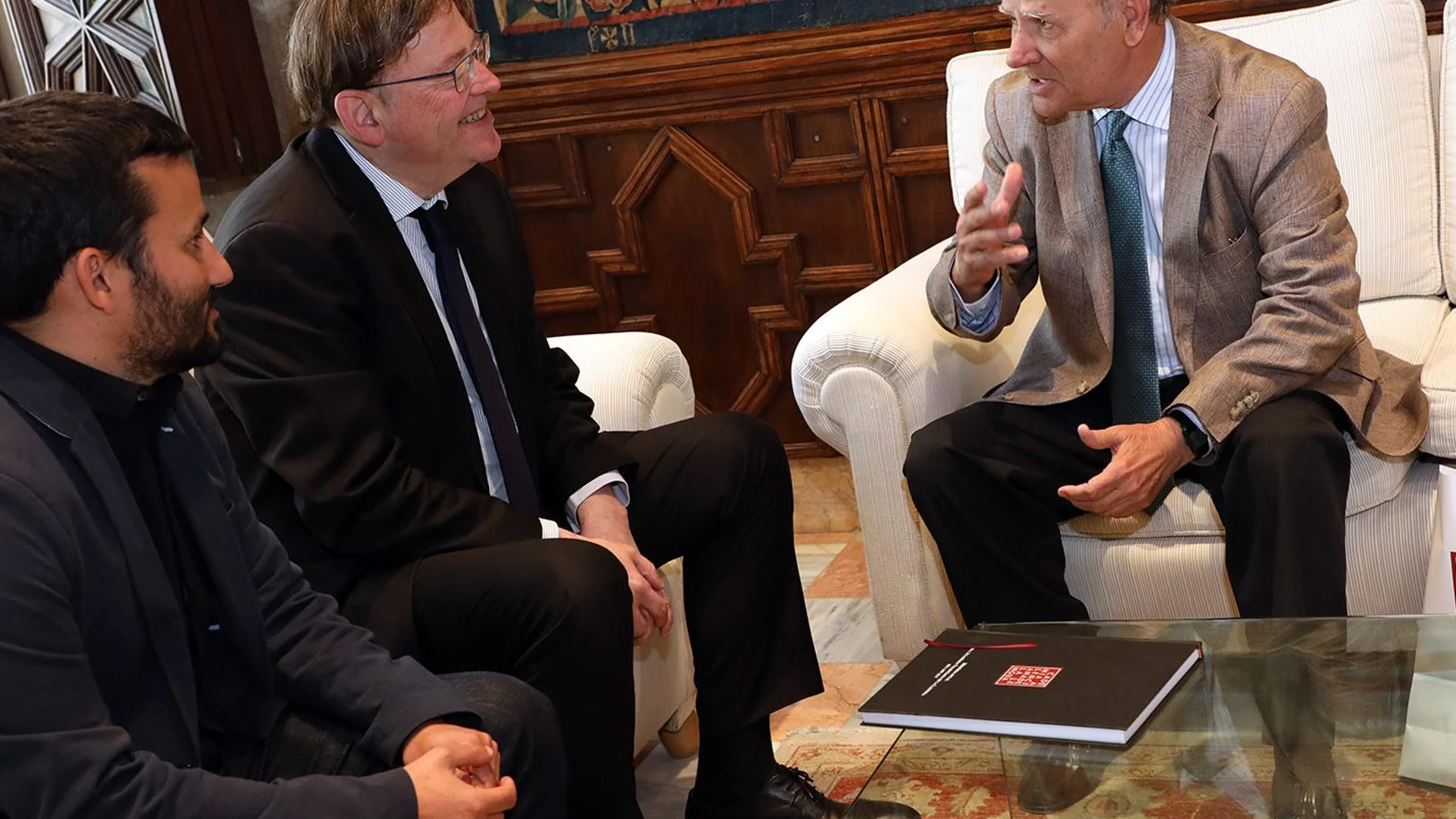 El presidente de la Generalitat, Ximo Puig, junto al conseller de Educación, Vicent Marzà y el presidente de la AVL, Ramon Ferrer, en una imagen de archivo