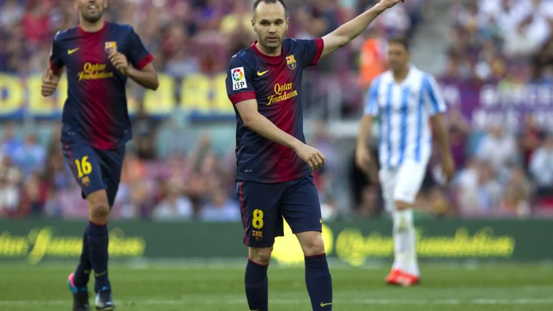 El centrocampista del Fútbol Club Barcelona Andrés Iniesta celebra el gol que ha marcado al Málaga, durante el partido de la última jornada de Liga de Primera División disputado esta tarde en el Camp Nou.