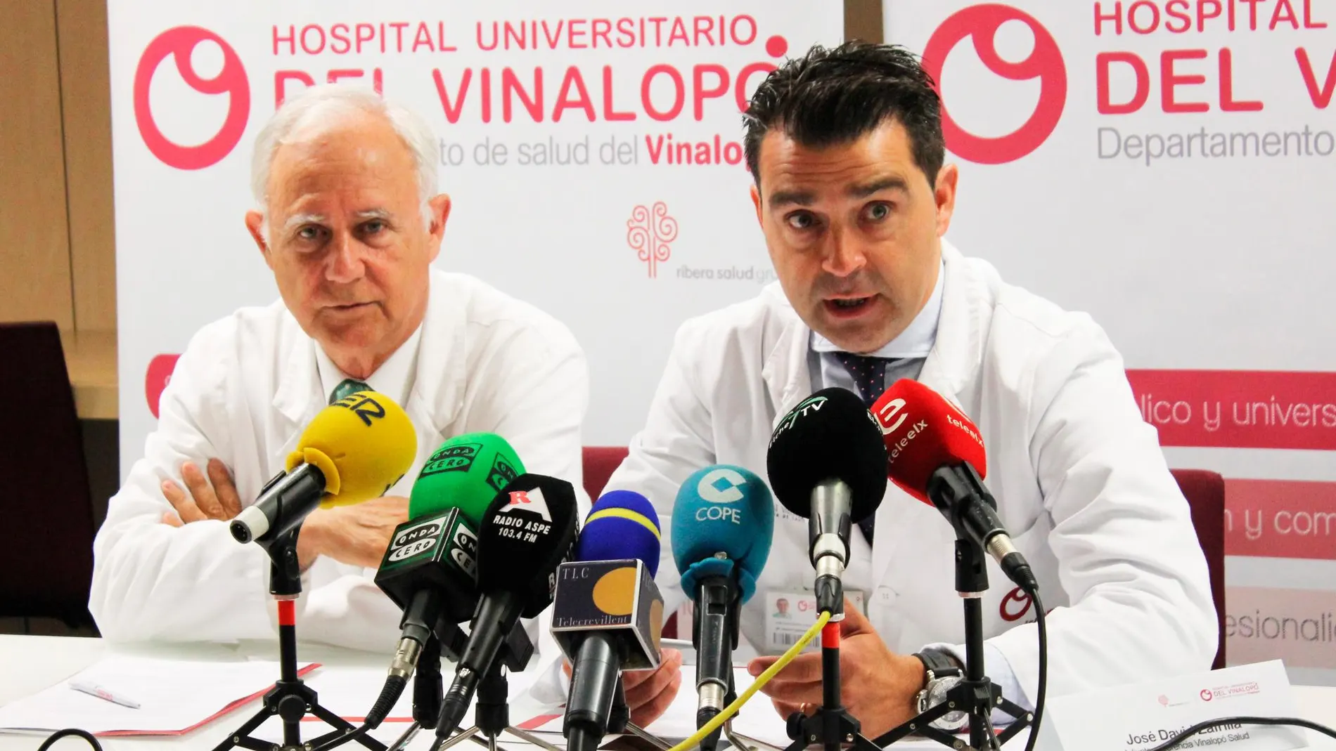En la gráfica, los doctores Ramón Navarro y José David Zafrilla en el momento de la rueda de prensa en la que explicaron los logros y avances del Hospital del Vinalopó, gestionado por el Grupo Ribera Salud en Elche