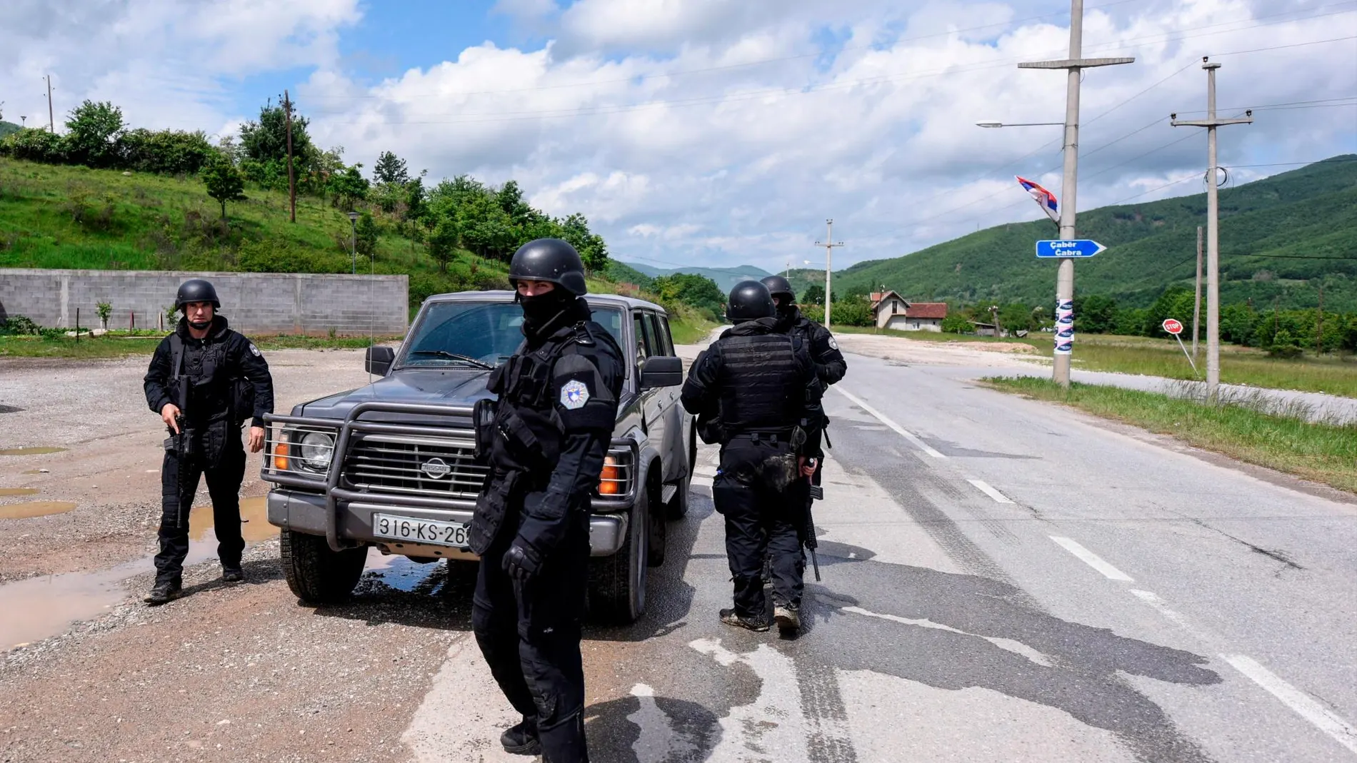 Efectivos de la unidad especial de la Policía de Kosovo tomando posiciones cerca de la localidad de Cabra