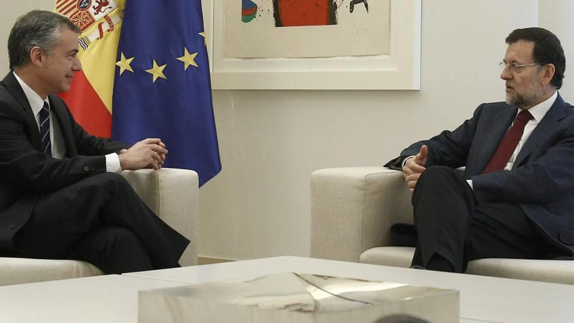 El presidente del Gobierno, Mariano Rajoy, junto al lehendakari, Iñigo Urkullu