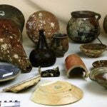Fotografía facilitada por el Arqua, de Cartagena, de varios de los objetos que han sido encontrados en el barco romano y en otro hundido a finales del XVIII, que investigadores del museo han hallado en los fondos de ese puerto.
