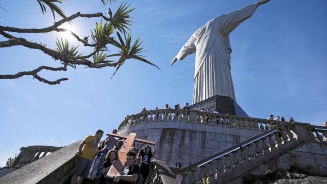 Algunos peregrinos, a los pies del Corcovado, portando la la cruz de la Jornada Mundial de la Juventud