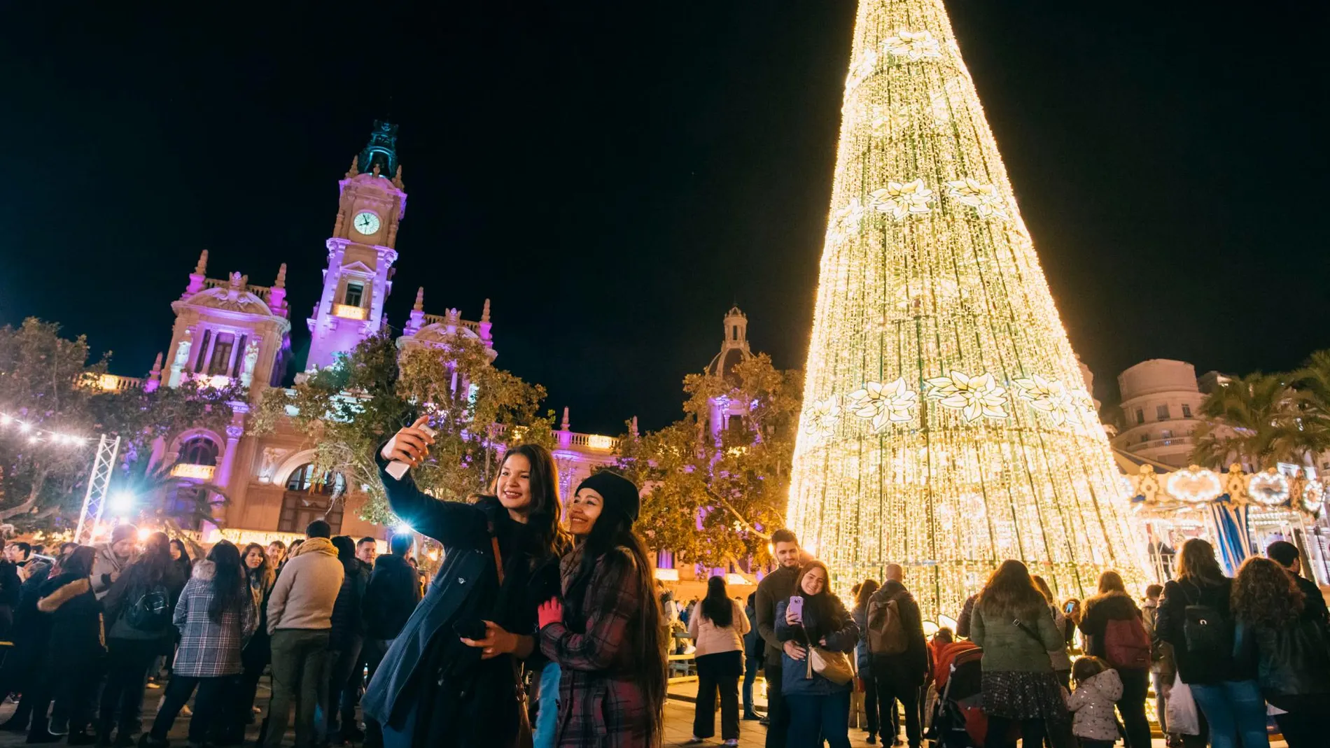 La Plaza del Ayuntamiento es el centro neurálgico de la Navidad valenciana