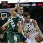 Rudy Fernández (d) con el balón presionado por Paulius Jankunas (i) del Zalgiris Kaunas