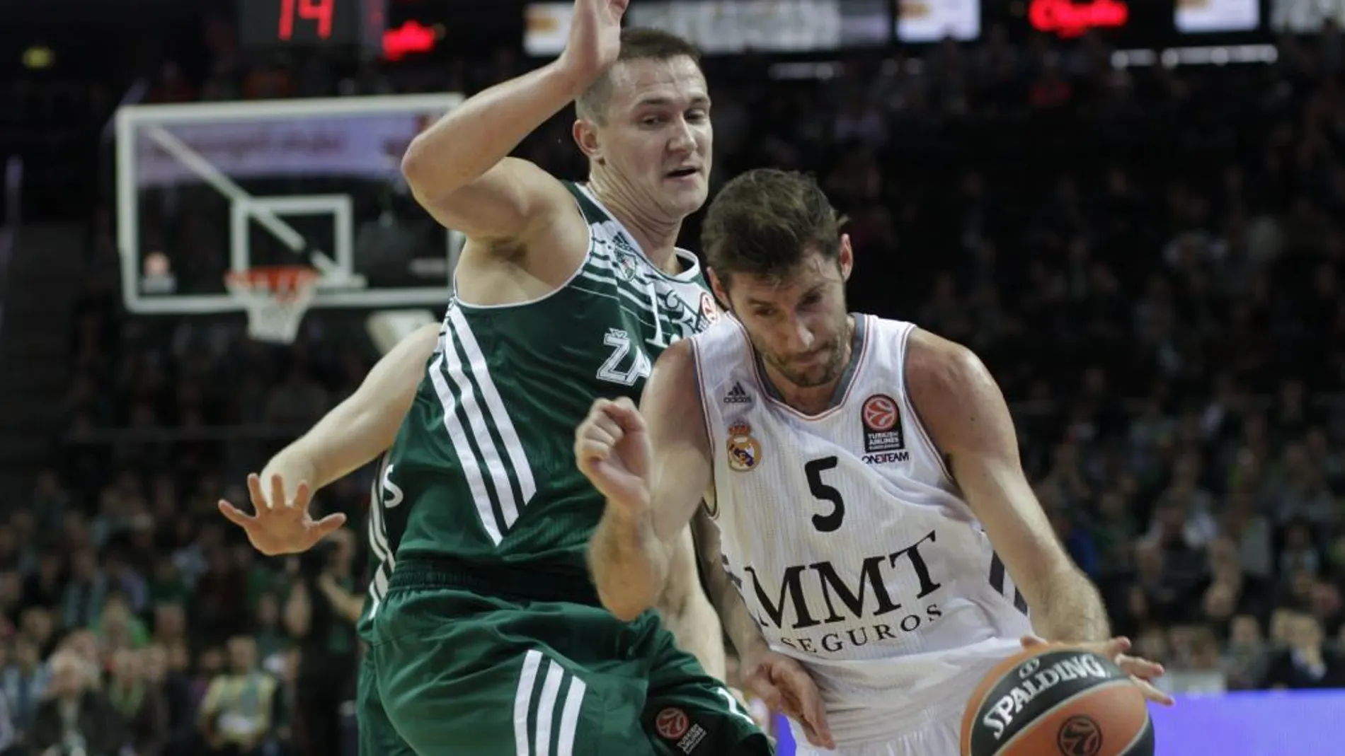 Rudy Fernández (d) con el balón presionado por Paulius Jankunas (i) del Zalgiris Kaunas