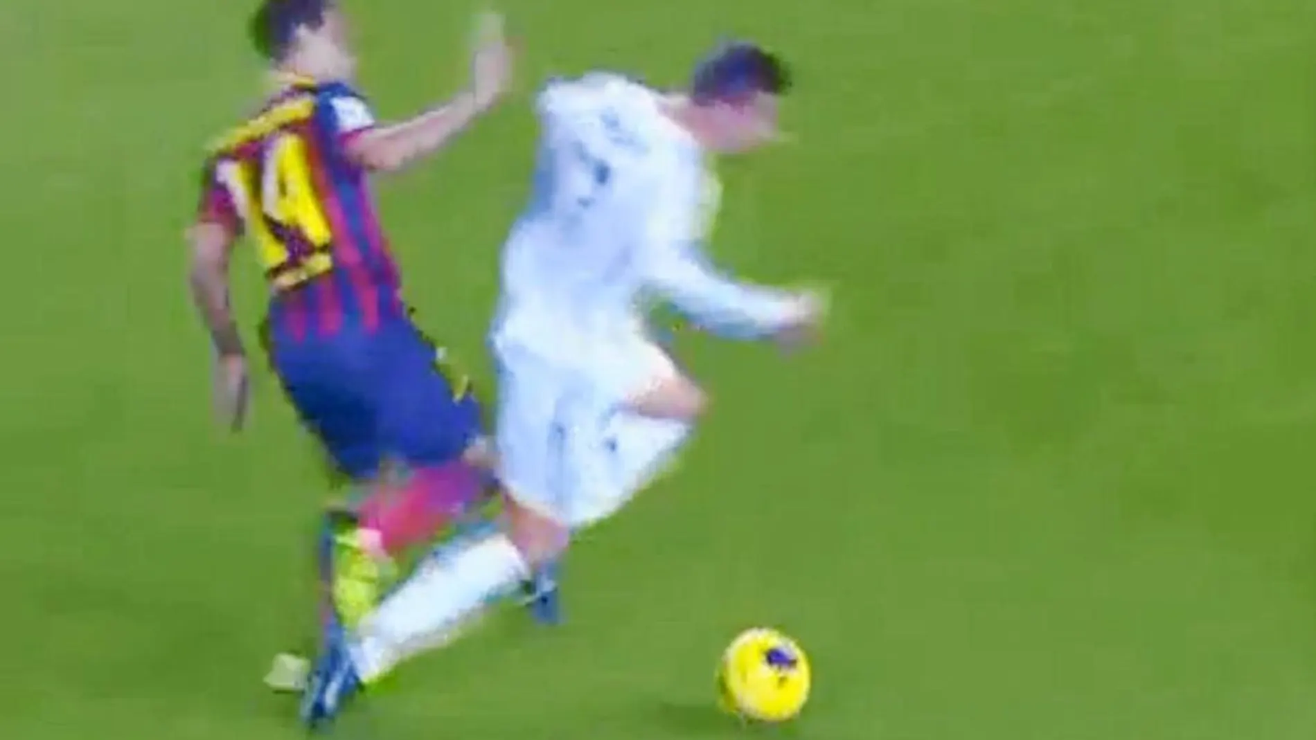 El claro empujón de Mascherano