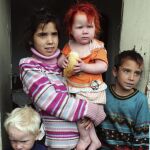 En la imagen, algunos de los hermanos de la niña conocida como el "Ángel rubio".