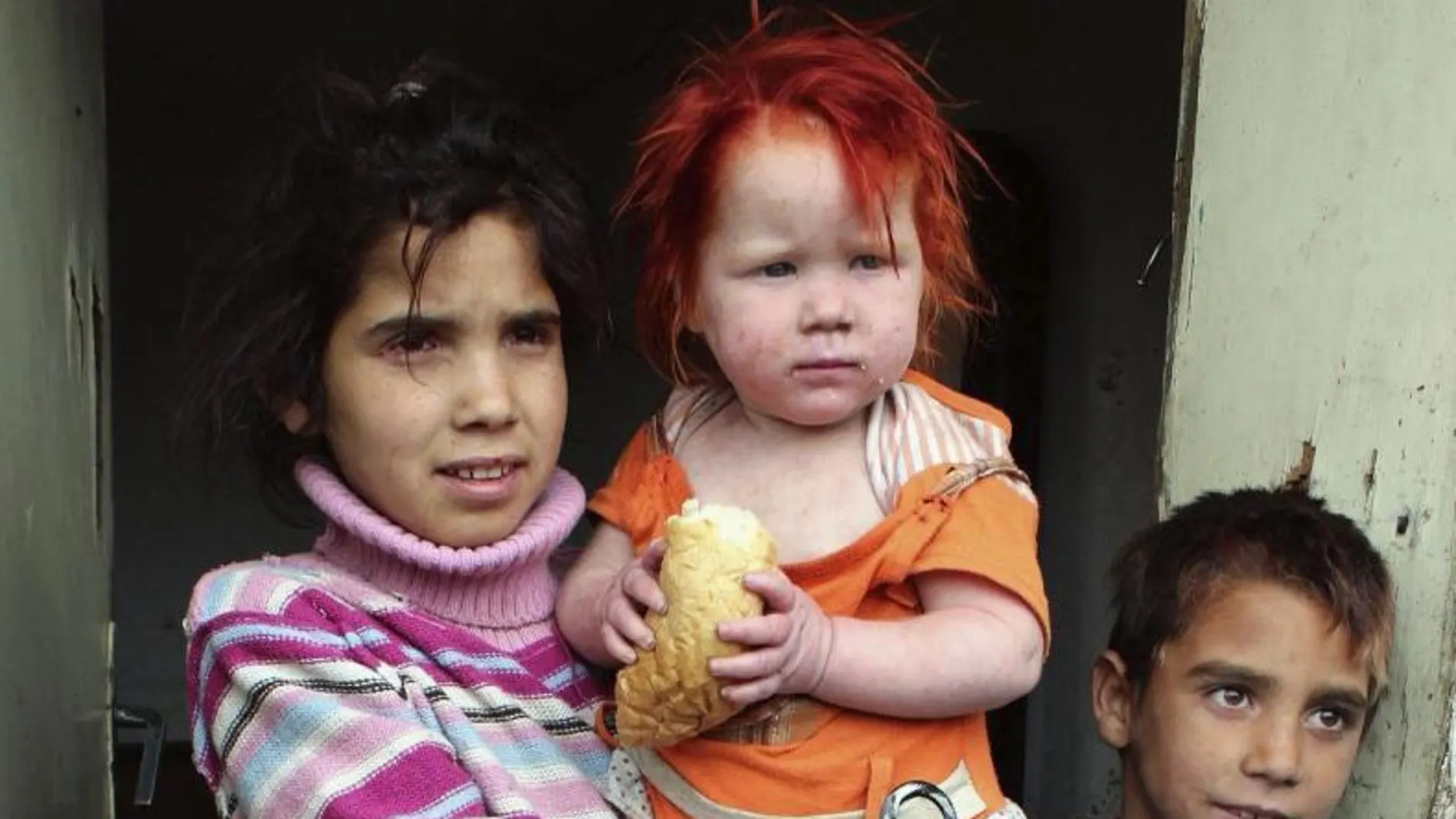 En la imagen, algunos de los hermanos de la niña conocida como el "Ángel rubio".
