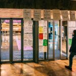 Alumnos de la Faculta de Filosofia de Valencia han colgado carteles ante el acoso sexual de uno de sus profesores/ Kike Taberner