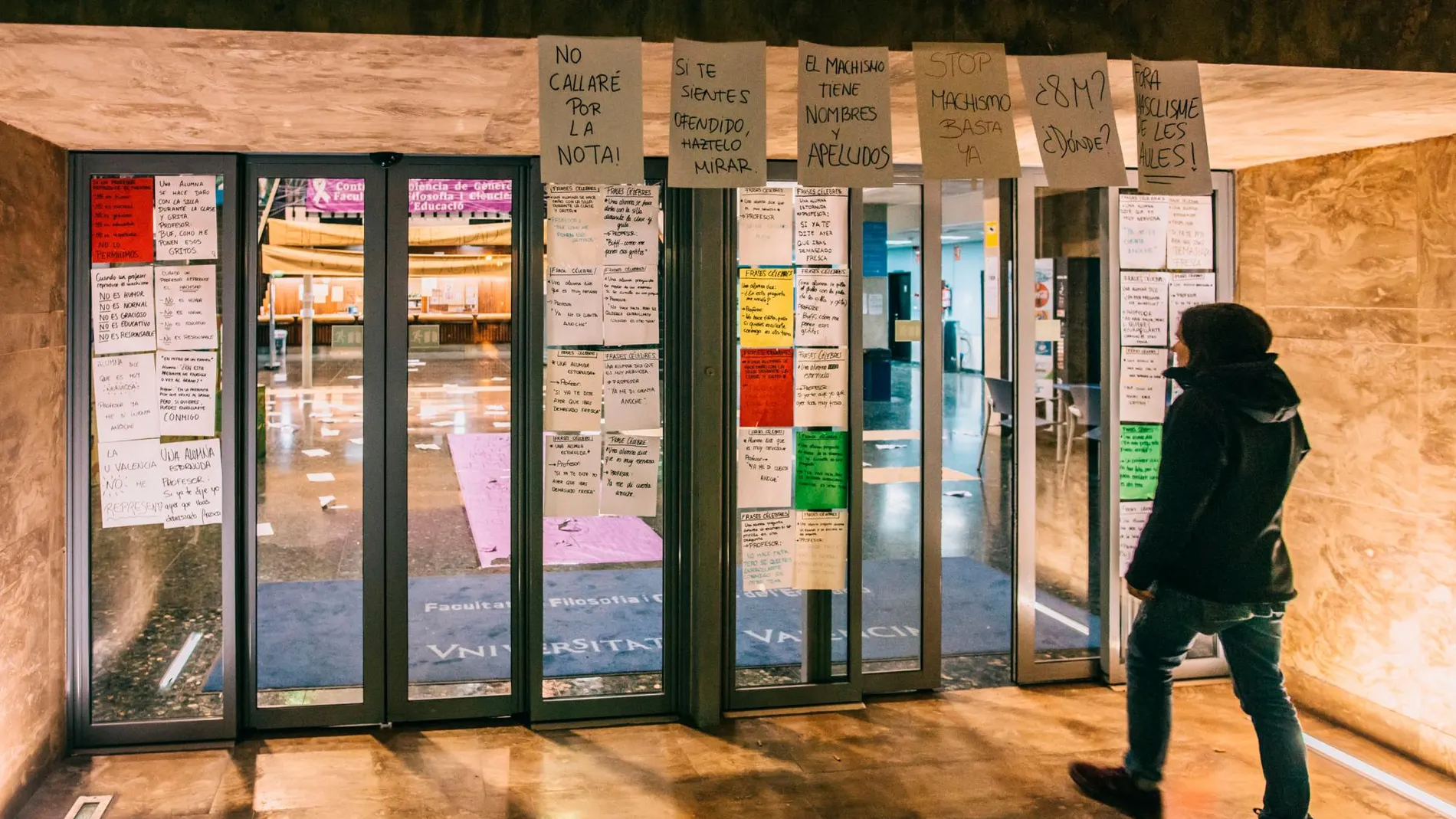 Alumnos de la Faculta de Filosofia de Valencia han colgado carteles ante el acoso sexual de uno de sus profesores/ Kike Taberner