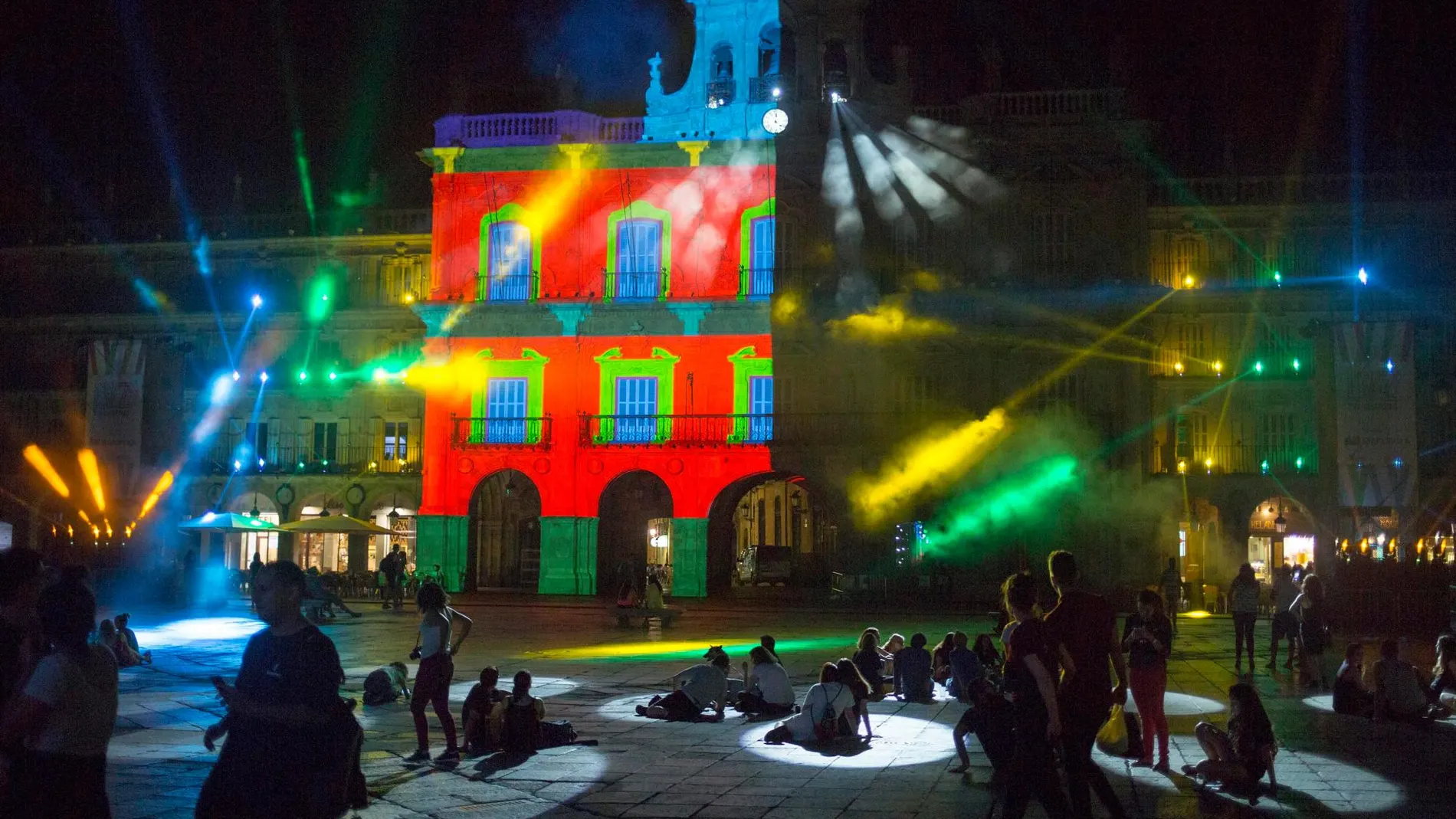 La Plaza Mayor de Salamanca se ilumina durante el Festival en una edición pasada