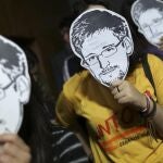 Manifestantes con las caretas de Edward Snowden
