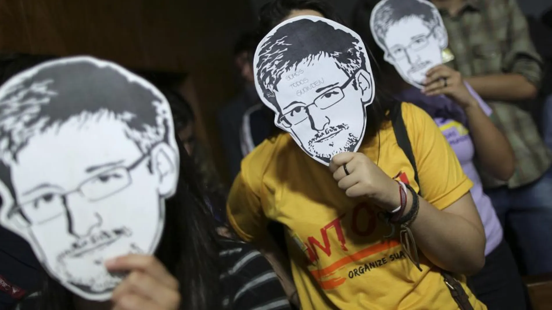 Manifestantes con las caretas de Edward Snowden