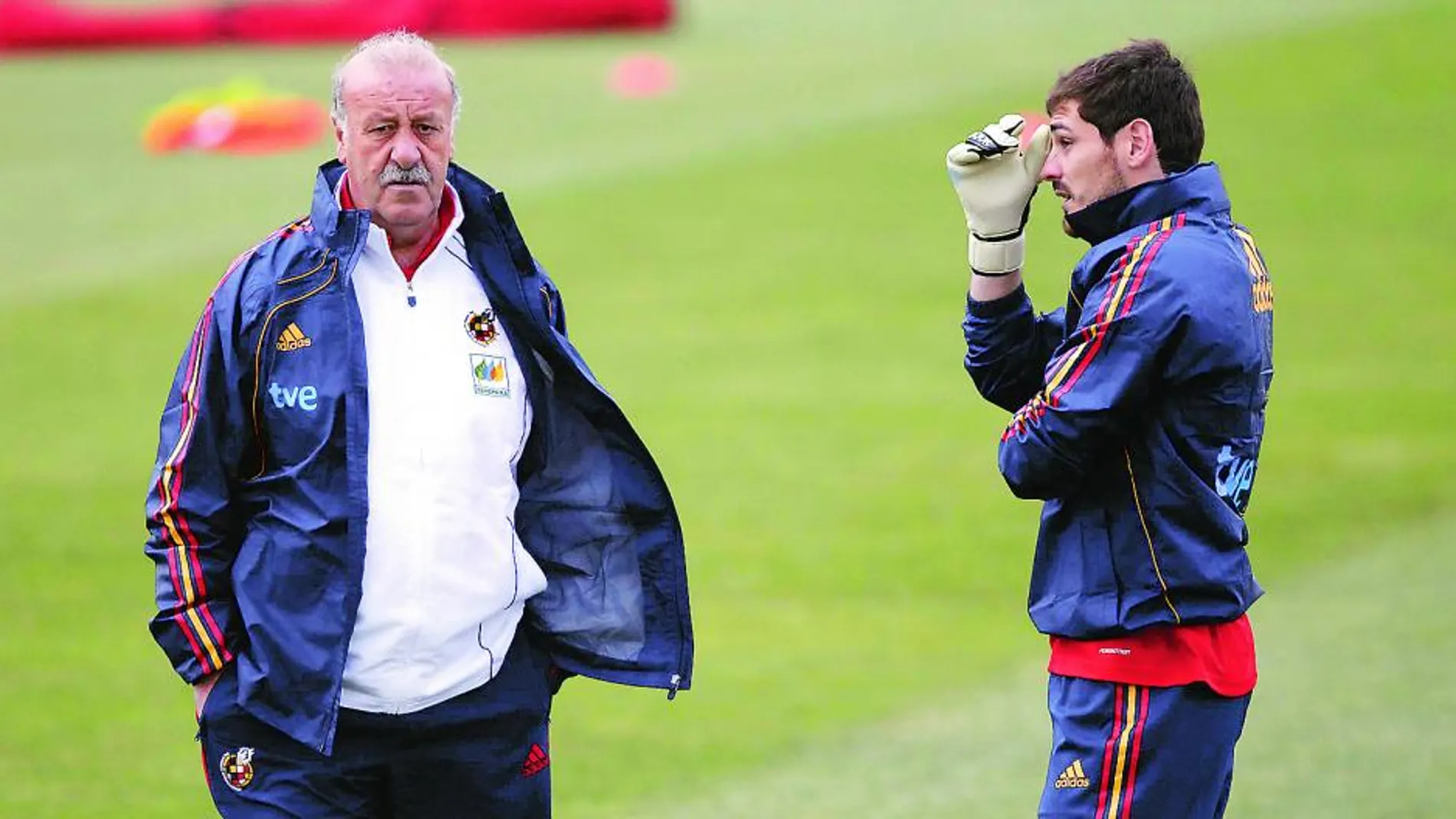 Casillas y Del Bosque conversan en un entrenamiento durante el Mundial de Suráfrica