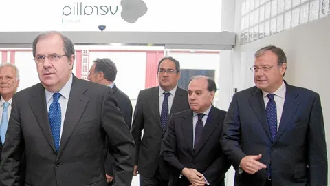 El presidente Herrera, con los consejeros Tomás Villanueva y Antonio Silván, además de responsables de la factoría Verallia, en Burgos