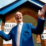 Nigel Farage, líder del Partido del Brexit, responde ayer ante los periodistas tras votar en un colegio electoral de Biggin Hill. Foto: Reuters