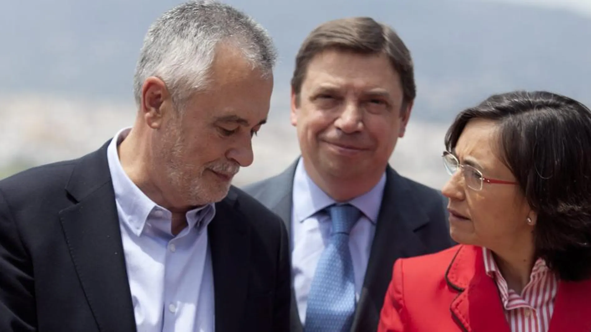 El presidente de la Junta, José Antonio Griñán, con la diputada Rosa Aguilar y el consejero de Agricultura, Luis Planas (centro),
