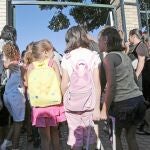 Un grupo de escolares acude a un colegio sevillano