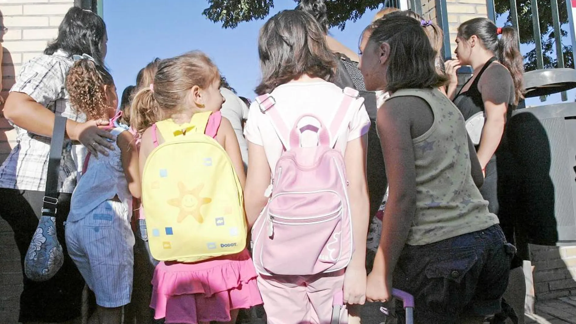 Un grupo de escolares acude a un colegio sevillano