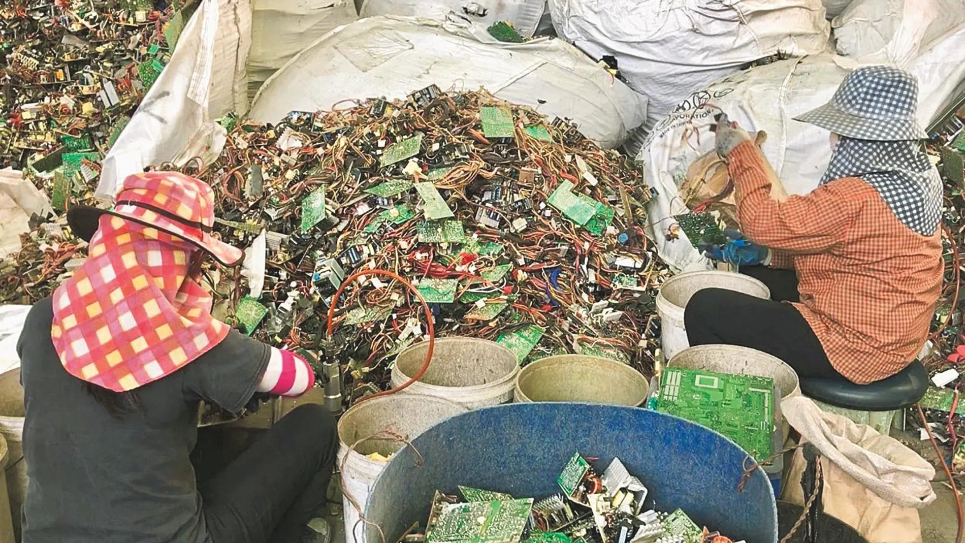 Un estudio de 2018 detectó que más de 50.000 toneladas de «E-waste» había llegado a Nigeria en coches de segunda mano sin declarar