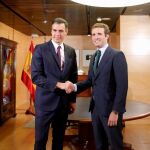 El presidente del Gobierno en funciones, Pedro Sánchez, se reúne con el líder del PP, Pablo Casado, en su primer contacto oficial cara al próximo debate de investidura / Foto: Jesús G. Feria