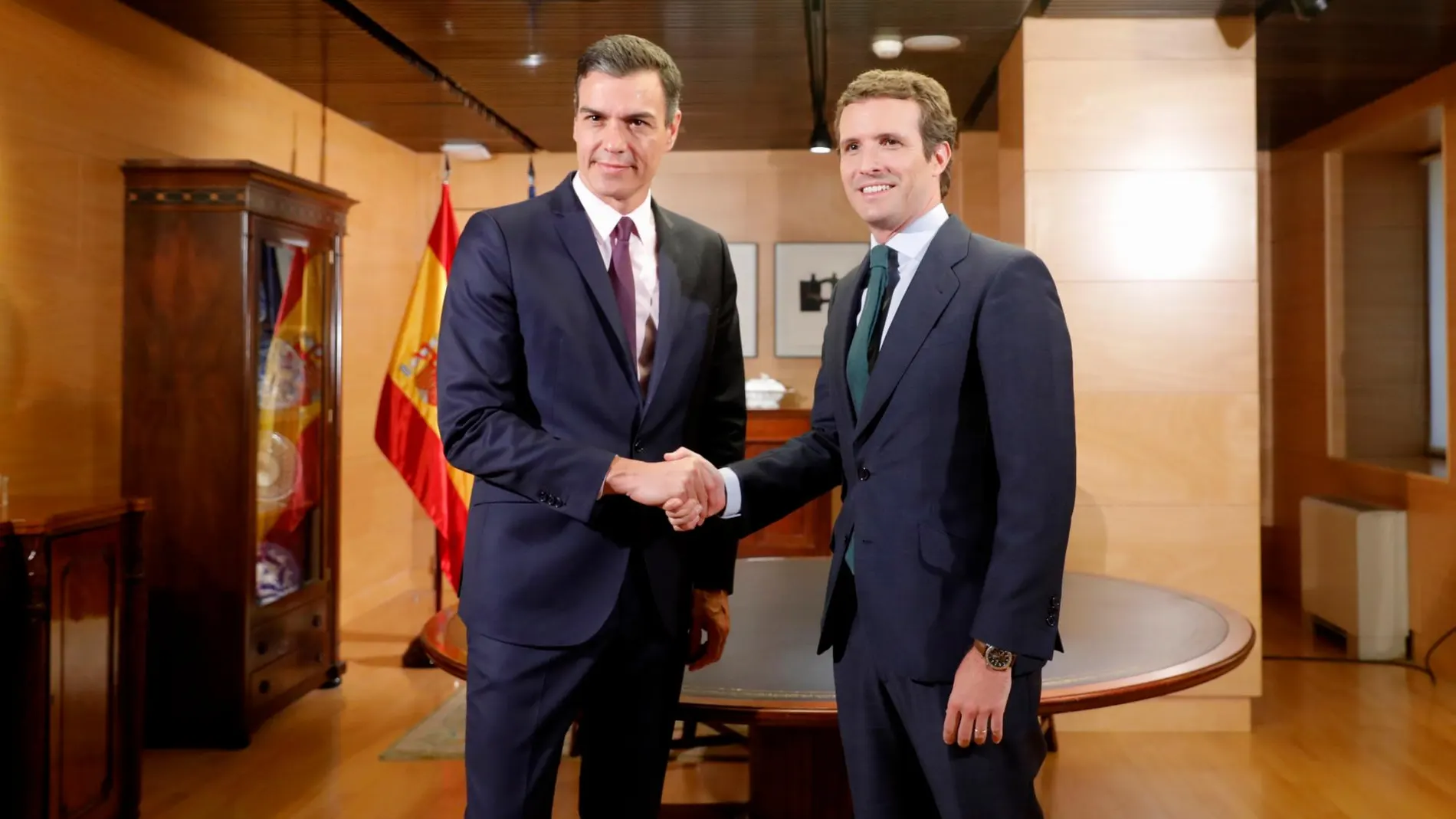 El presidente del Gobierno en funciones, Pedro Sánchez, se reúne con el líder del PP, Pablo Casado, en su primer contacto oficial cara al próximo debate de investidura / Foto: Jesús G. Feria