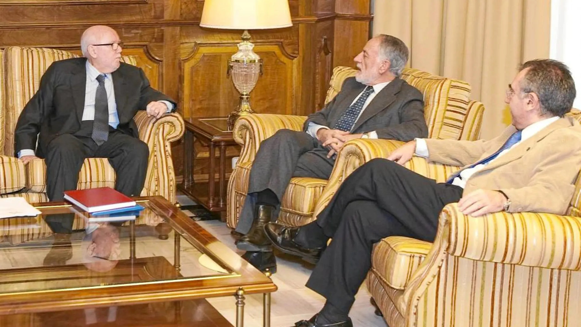 Manuel López Bernal, Francisco Celdrán y Manuel Campos, ayer en la Asamblea Regional