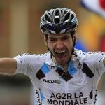 Christophe Riblon celebra su paso por meta en la 18ª etapa del Tour, en la doble ascensión del mítico Alpe-d'Huez