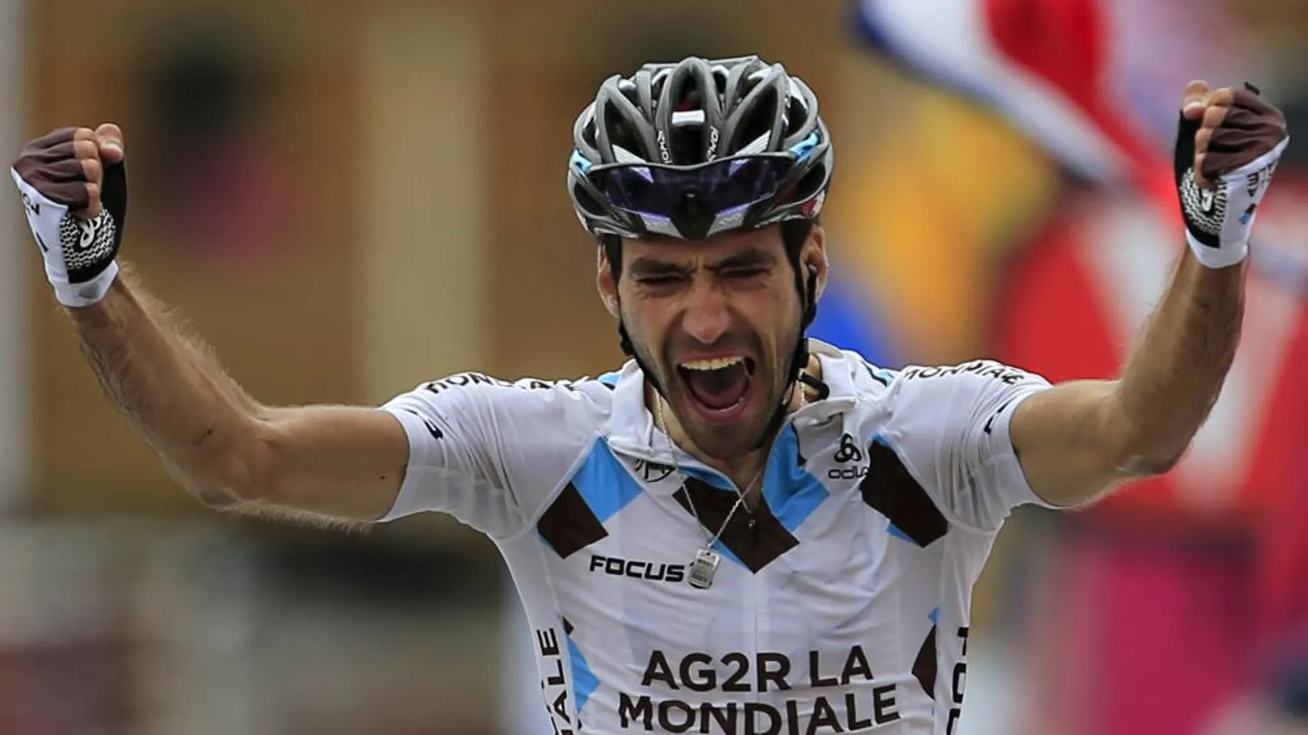 Christophe Riblon celebra su paso por meta en la 18ª etapa del Tour, en la doble ascensión del mítico Alpe-d'Huez