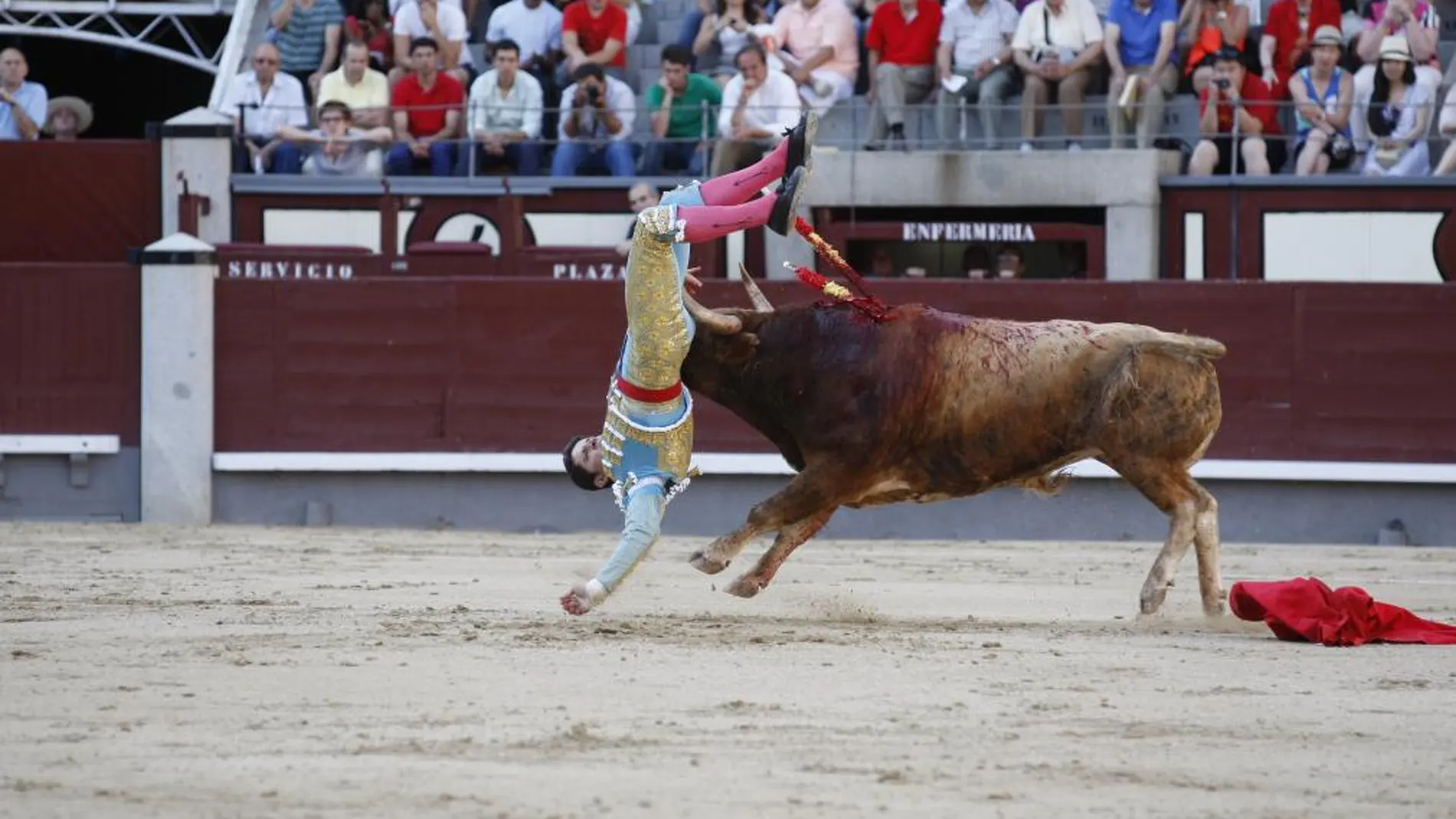 Instante de la cornada del novillero colombiano el pasado domingo