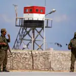 Soldados palestinos hacen guardia junto a un puesto fronterizo egipcio en el Sinaí