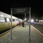 Andén de la estación de trenes de la localidad zamorana de Puebla de Sanabria, que mantiene su conexión