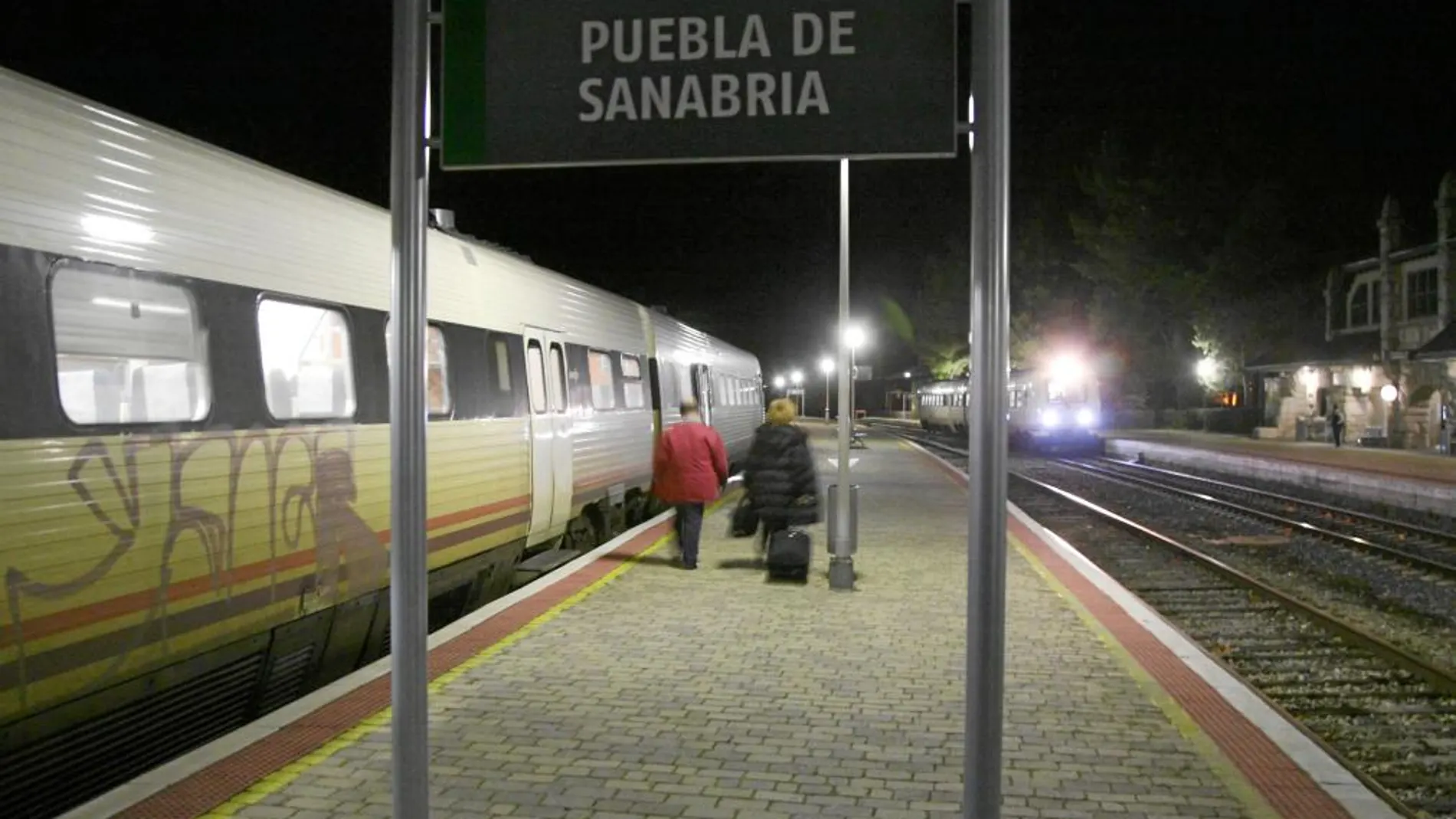 Andén de la estación de trenes de la localidad zamorana de Puebla de Sanabria, que mantiene su conexión