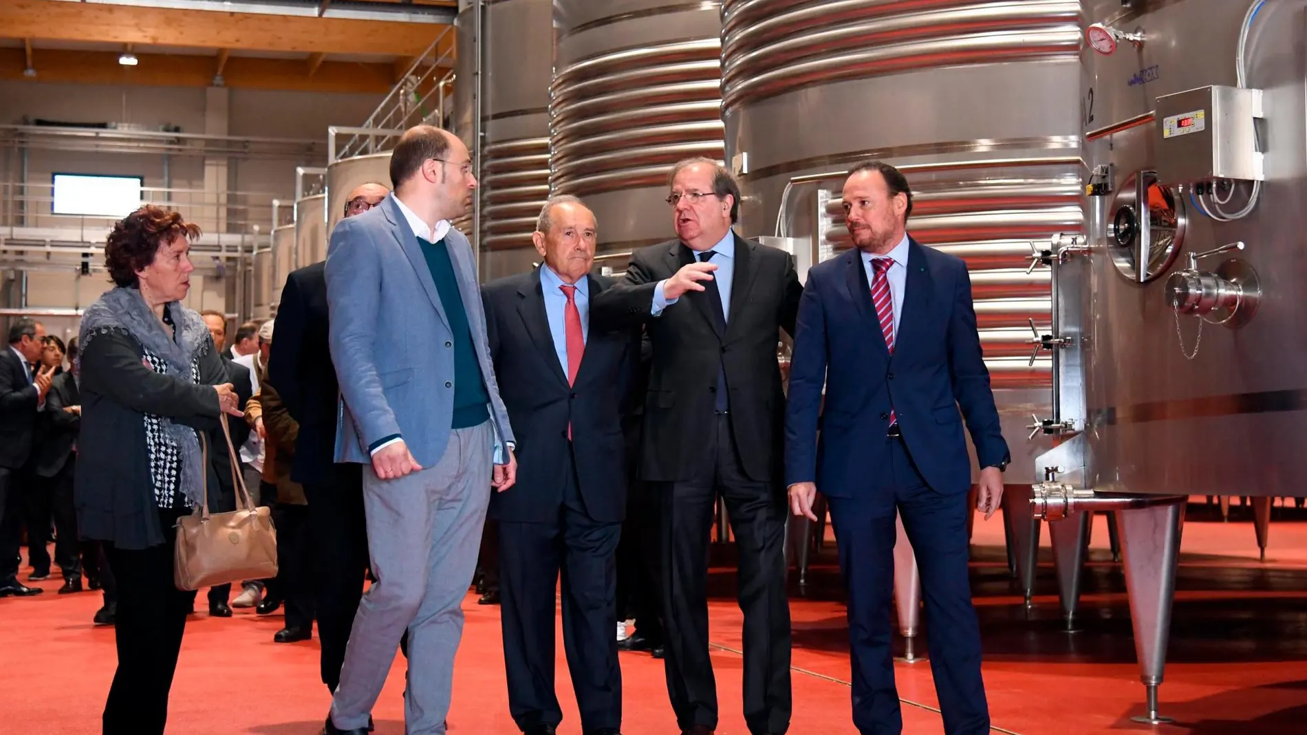 El presidente Juan Vicente Herrera visita el nuevo Centro de Alta Tecnología de Elaboración de Protos, en Anguix, junto a Edmundo Bayó y Carlos Villar, entre otros