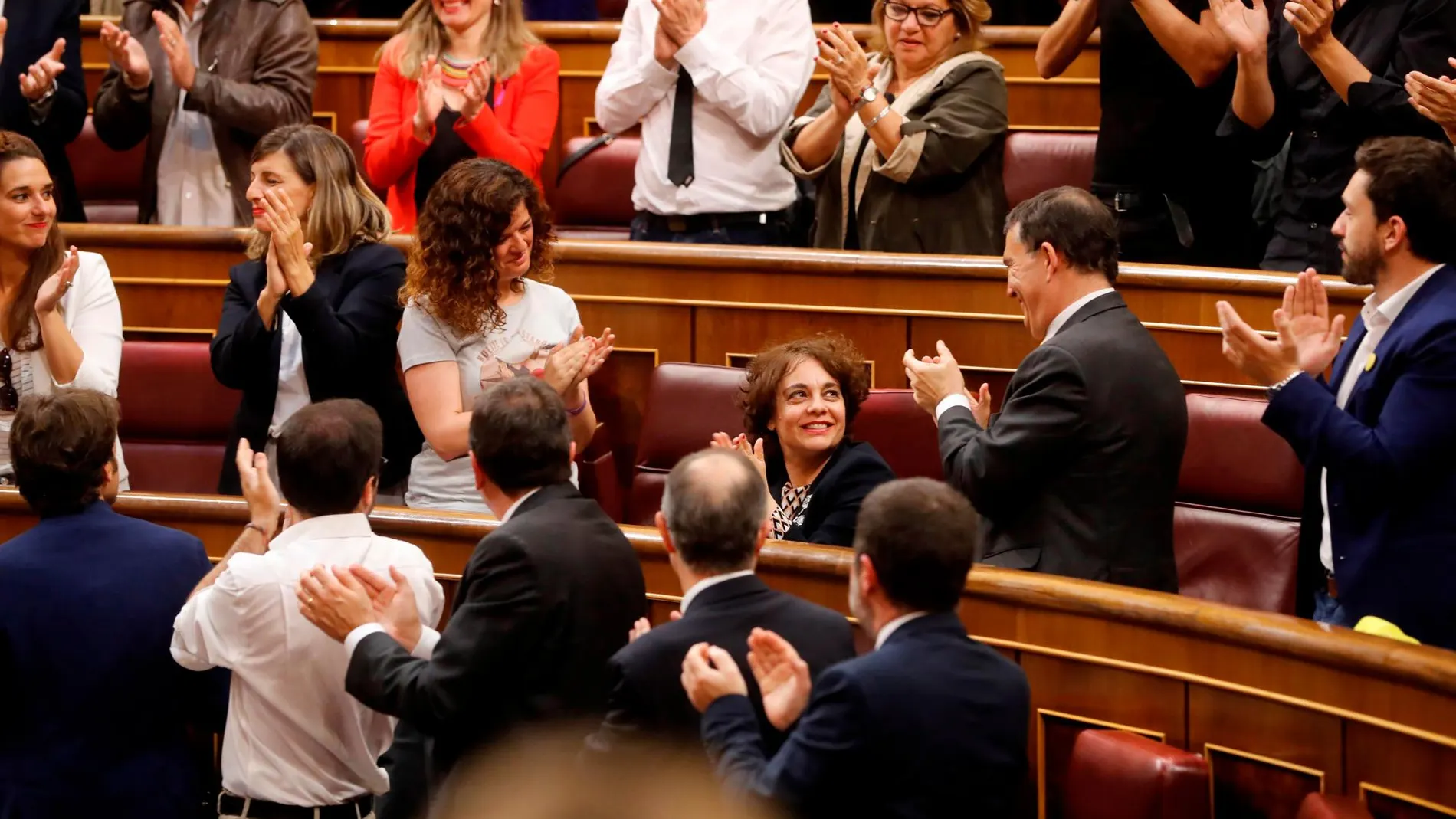 La diputada de Unidas Podemos Gloria Elizo,c.,tras ser elegida vicepresidenta primera del Congreso el pasado martes