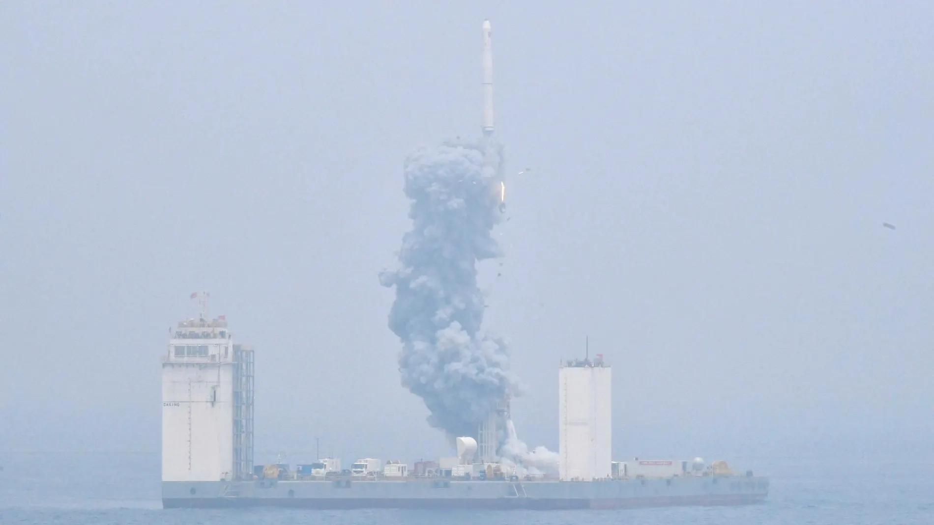 Cohete en propulsión lanzado desde una plataforma móvil situada en el mar Amarillo, en China. Foto: Xinhua News Agency